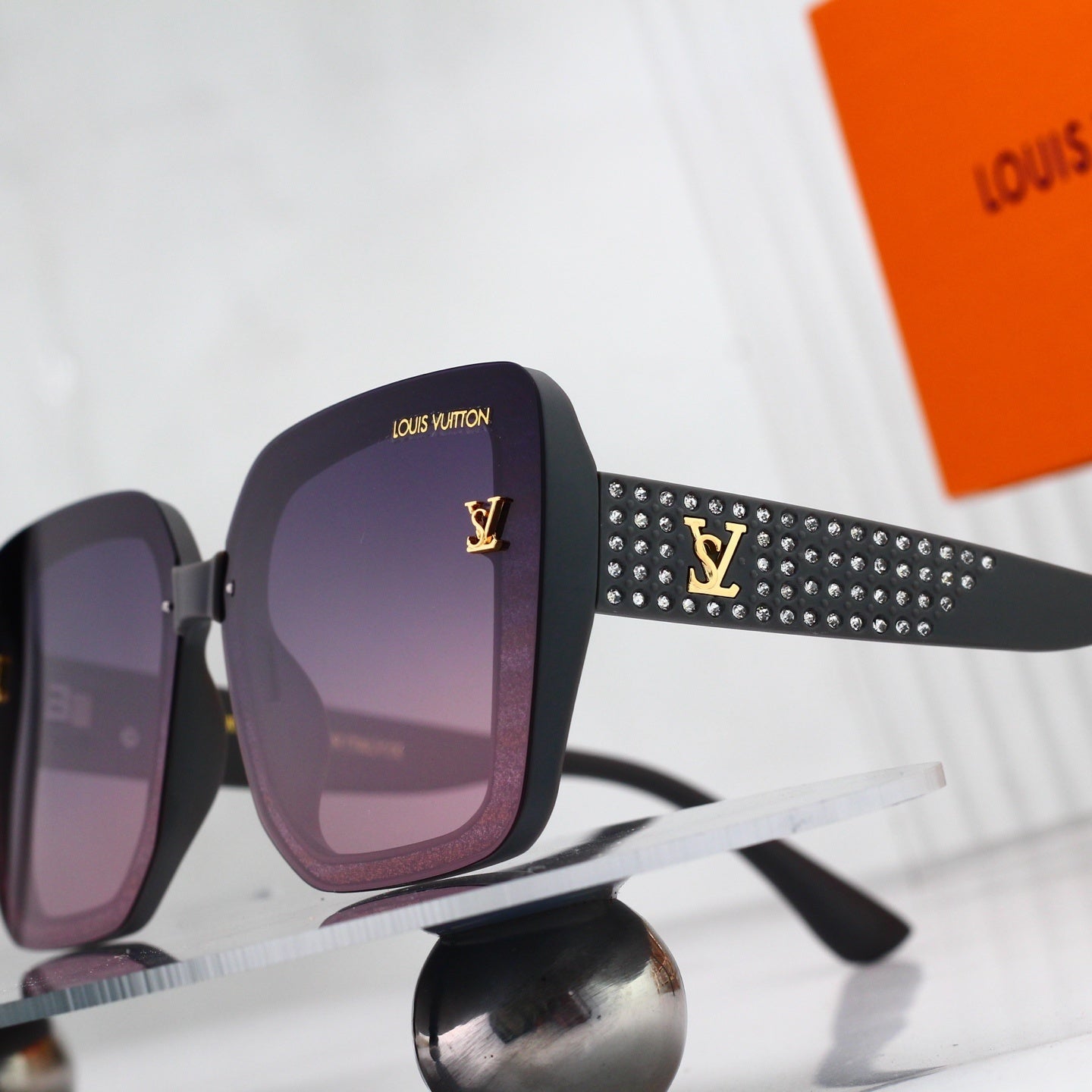 Louis vuitton Sunglasses with Diamond-Embedded Temples 0903 Butterfly