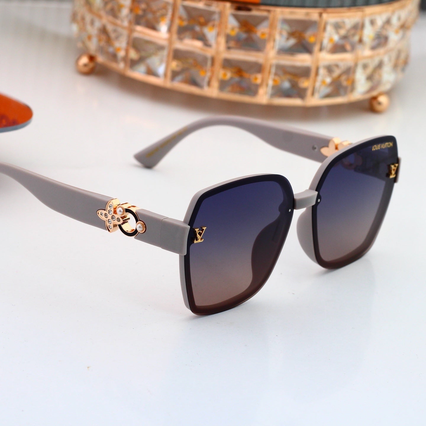 Louis vuitton Oversized Sunglasses with Diamond Flower  0915 Butterfly