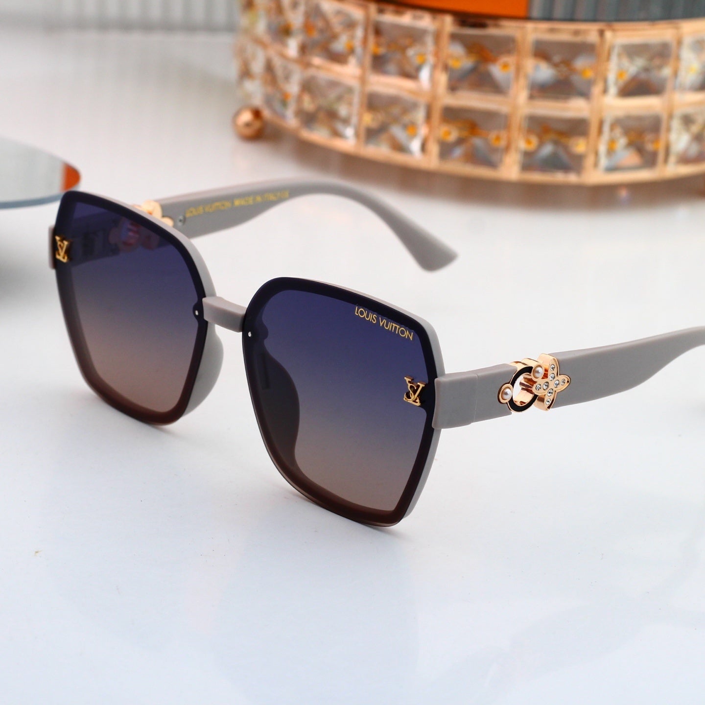 Louis vuitton Oversized Sunglasses with Diamond Flower  0915 Butterfly