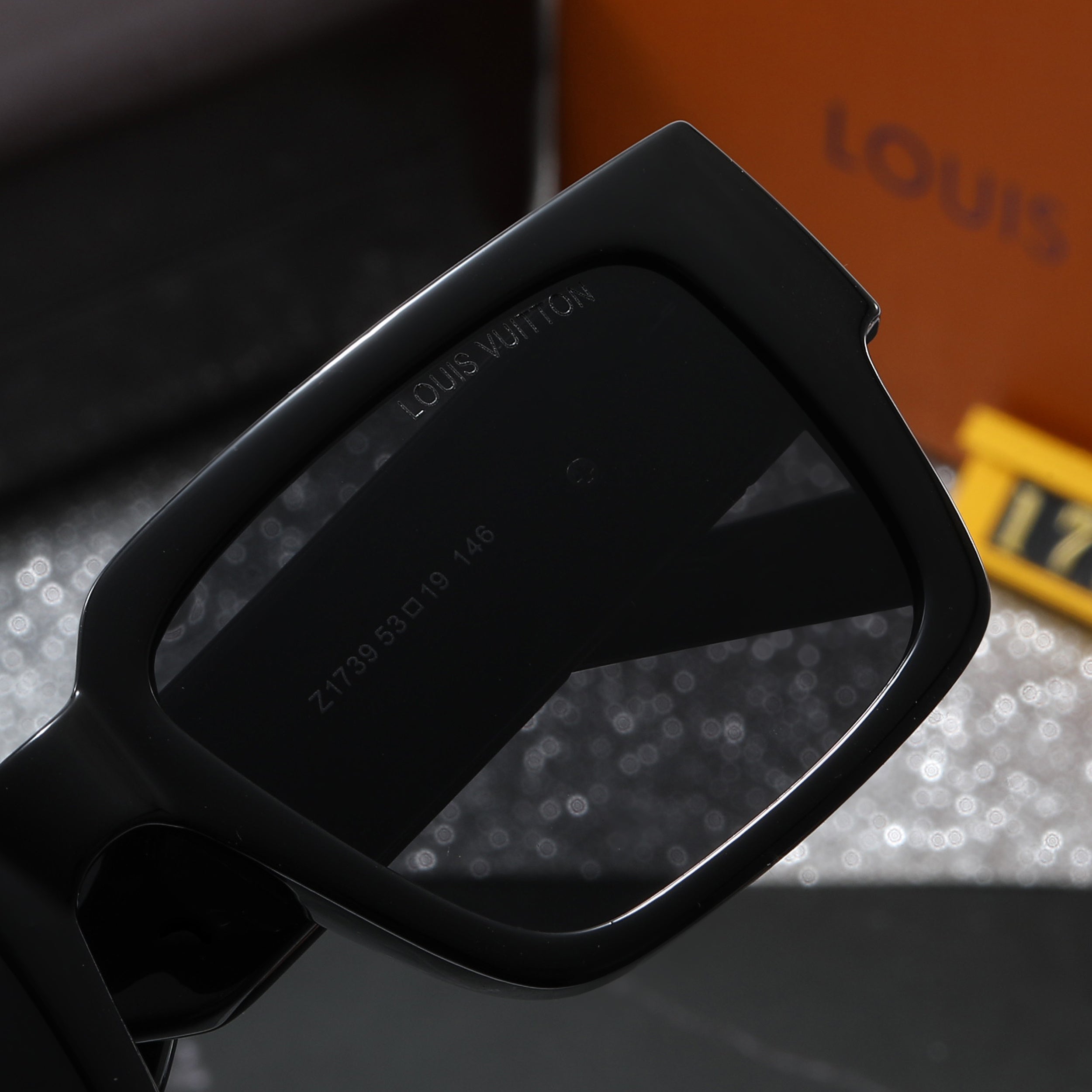 Louis vuitton Trendy Square Bold Frame Sunglasses with Metal Detail (Model 1739) Square