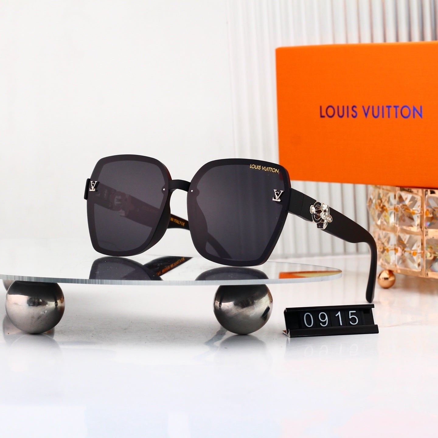 Louis vuitton Oversized Sunglasses with Diamond Flower  0915 Butterfly