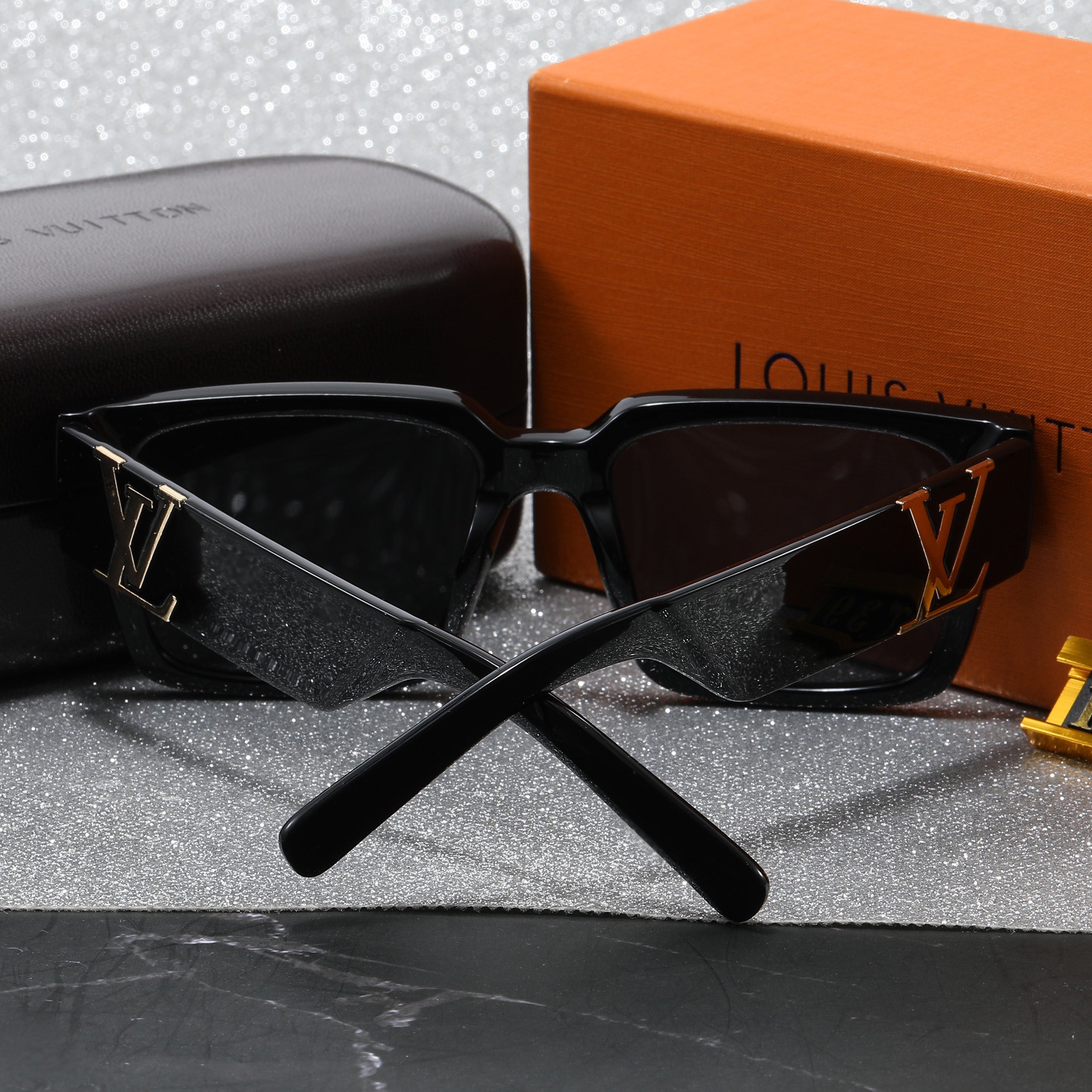 Louis vuitton Trendy Square Bold Frame Sunglasses with Metal Detail (Model 1739) Square